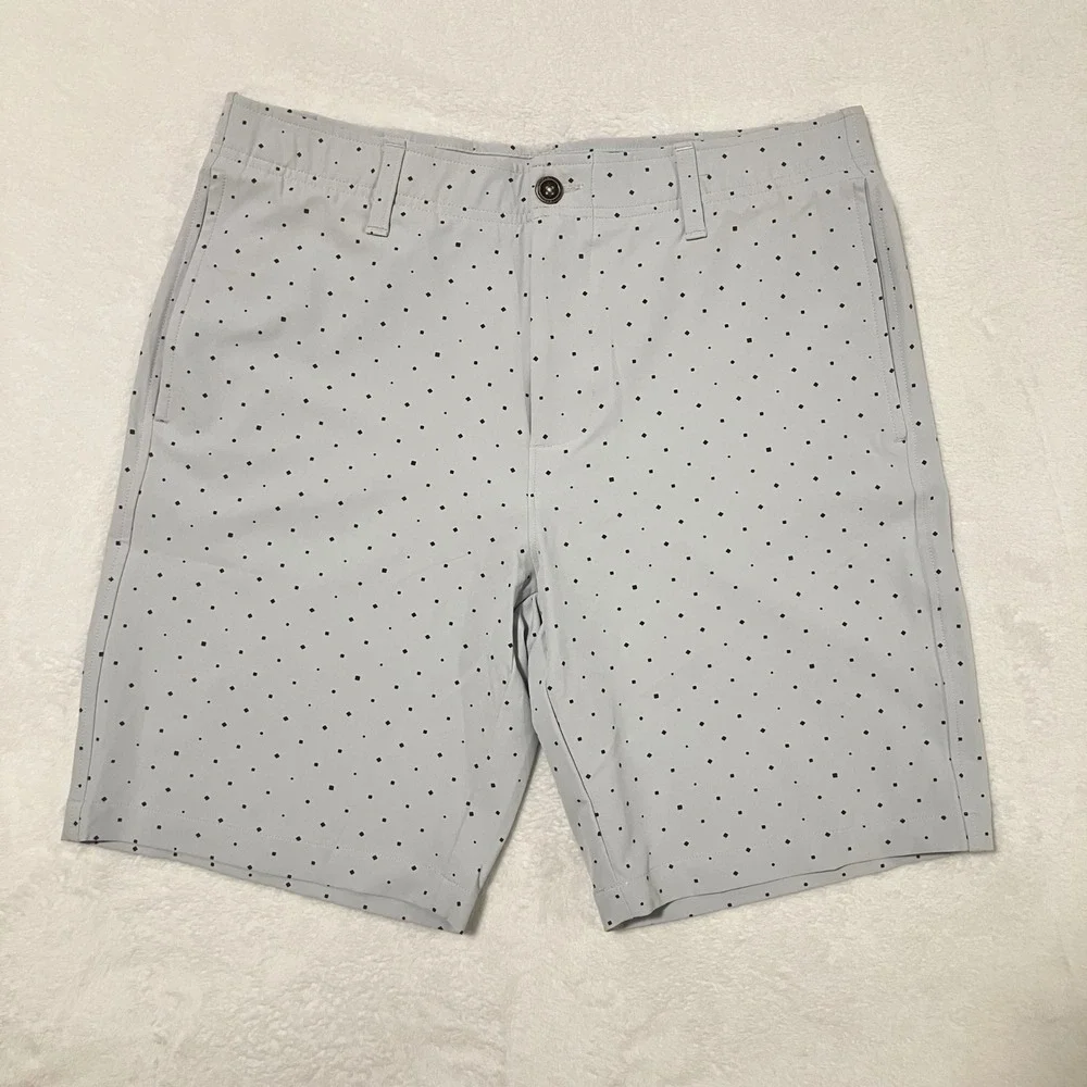 Under Armour Diamond Printed Golf Shorts Men's Size 34 Grey Geometric Print